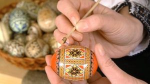 Meșteri populari din Botoșani îi învață pe copiii ucraineni tehnica încondeierii ouălor, la Copăcele