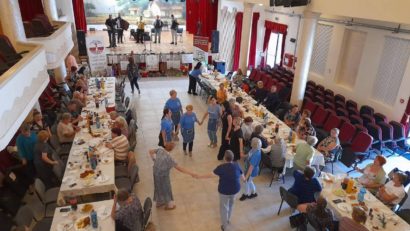 „Mâini de Aur” la Sânnicolau Mare. O celebrare a tradițiilor și solidarității femeilor sârbe