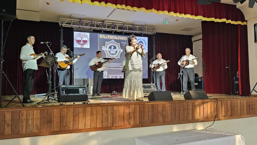 Tambura și tradiție la Diniș: Festival internațional cu invitați de prestigiu din Serbia Tambura și tradiție la Diniș: Festival internațional cu invitați de prestigiu din Serbia