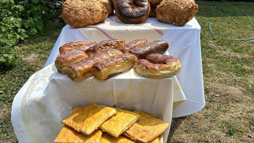 Pâine de casă, ștrudel cu nuci și hanklich la seminarul de coacere a pâinii de la Amnaș Pâine de casă, ștrudel cu nuci și hanklich la seminarul de coacere a pâinii de la Amnaș