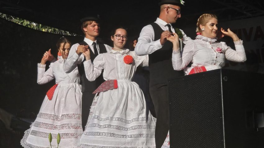 Debut emoționant la Șumița: Prima ediție a Festivalului de Folclor al Cehilor din România Debut emoționant la Șumița: Prima ediție a Festivalului de Folclor al Cehilor din România