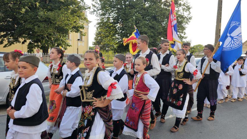 Festivalul de folclor „Hora prieteniei” la Sânmartinu Sârbesc Festivalul de folclor „Hora prieteniei” la Sânmartinu Sârbesc