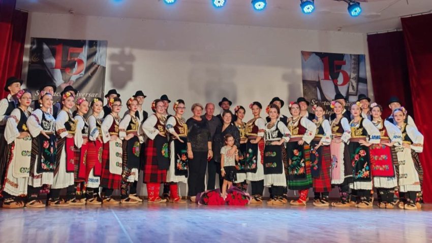 Ansamblul „Mlădițe Cenăzene” din Cenad a sărbătorit 15 ani de tradiție și cultură printr-un spectacol memorabil