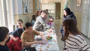 Elevii Liceului Sârbesc „Dositei Obradovici” au readus spiritul sărbătorilor la Târgul de Sfântul Nicolae