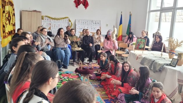 Activități Pro Roma – „Șezătoarea Zmeiencelor” și „Cafeneaua Mamelor” – în comunitatea romilor din satul Zmeu, județul Iași