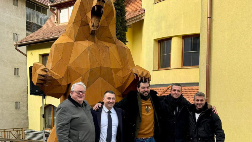 O statuie înaltă de patru metri, reprezentând un urs, a fost dezvelită la Băile Tușnad
