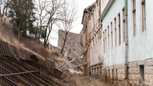 Începe demolarea internatului Liceului Tamási Áron