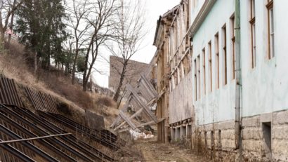 Începe demolarea internatului Liceului Tamási Áron