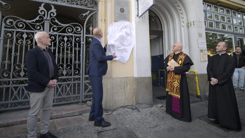 Placă comemorativă în onoarea sculptorului Fadrusz János, la Cluj-Napoca