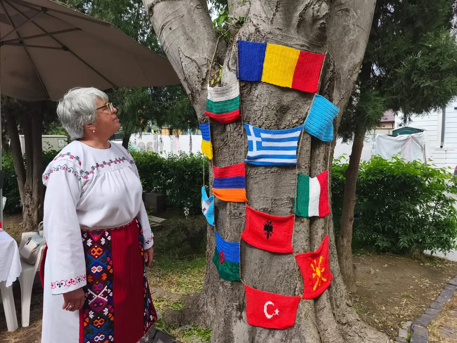 Copacul etniilor, mare cât inima dobrogenilor, a fost împodobit cu steaguri croșetate la Muzeul de Artă Populară din Constanța